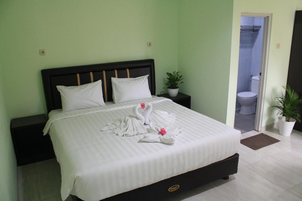 Aquina House Hotell Bogor Exteriör bild