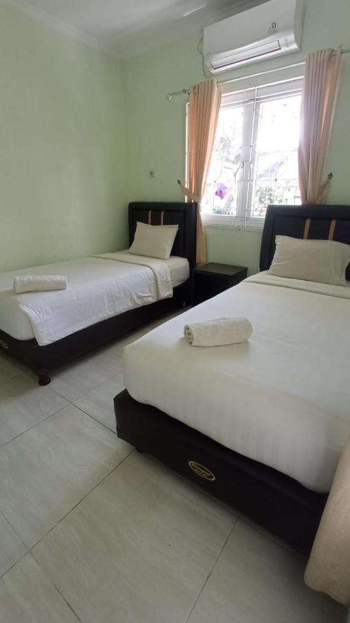 Aquina House Hotell Bogor Exteriör bild
