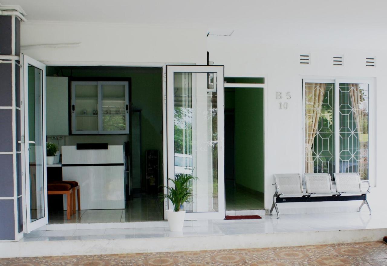 Aquina House Hotell Bogor Exteriör bild