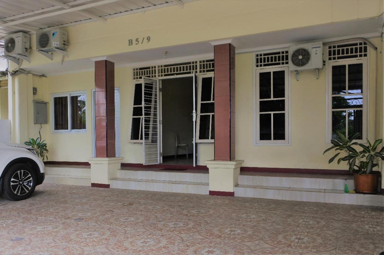 Aquina House Hotell Bogor Exteriör bild