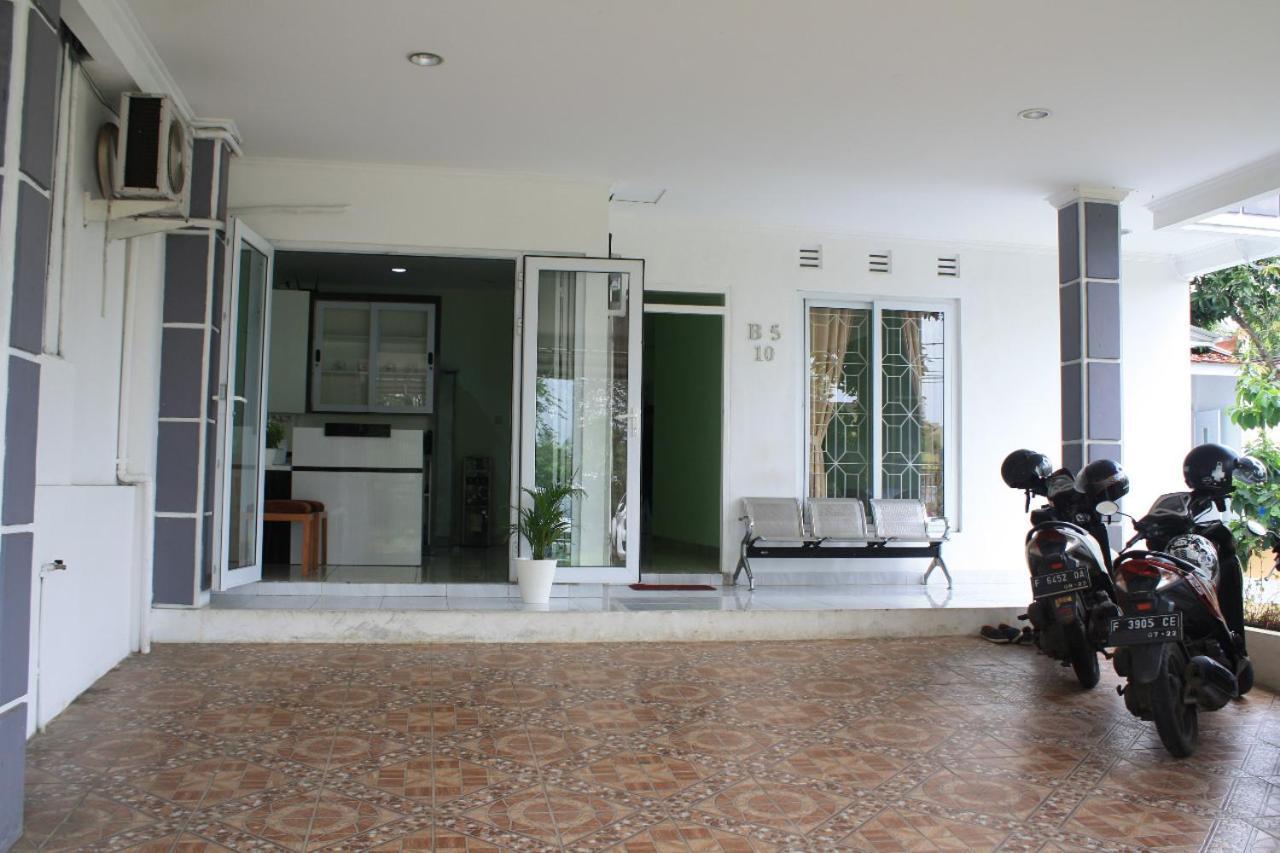 Aquina House Hotell Bogor Exteriör bild