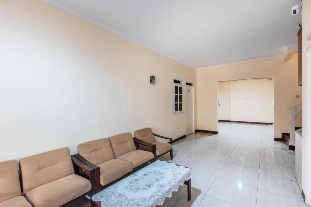 Aquina House Hotell Bogor Exteriör bild